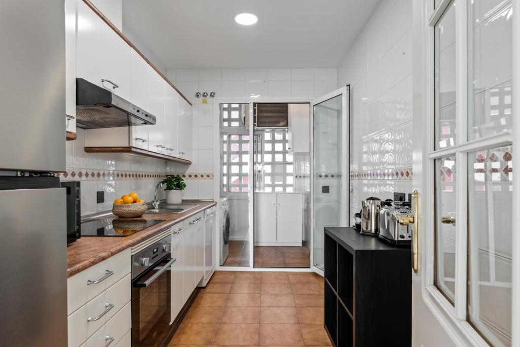 Kuchyň nebo kuchyňský kout v ubytování Modern Apartment - 2 Bedrooms, Beachside - Puerto Banús