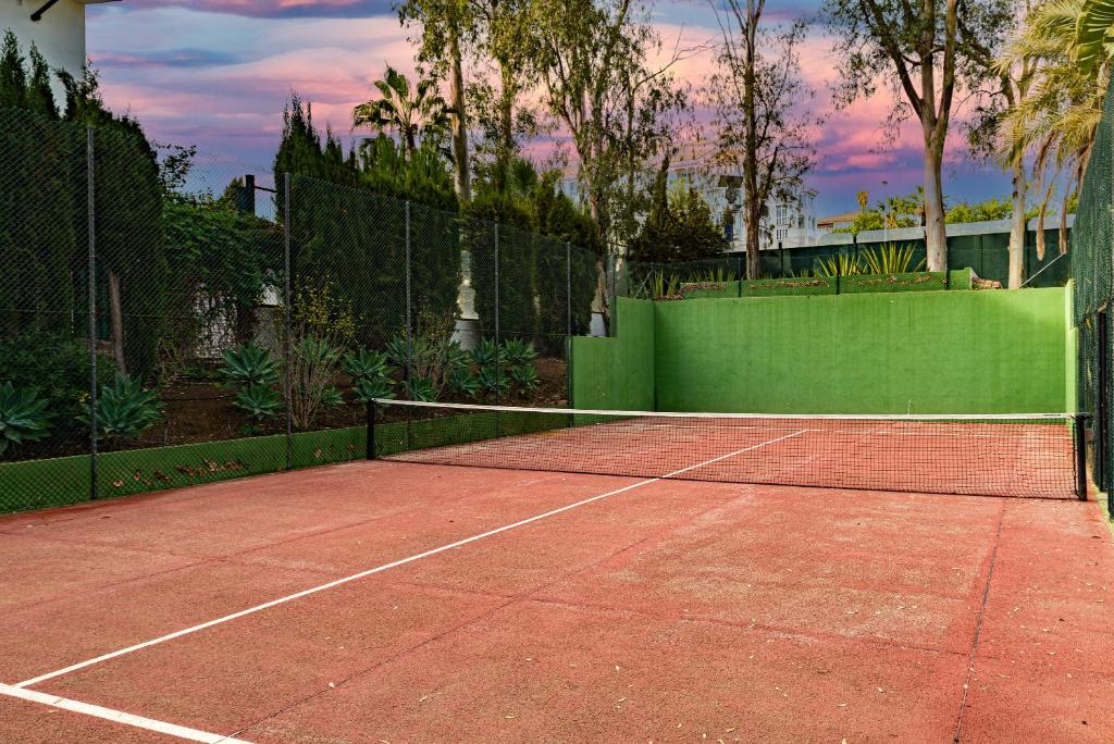 Tenis a/nebo squash v ubytování Modern Apartment - 2 Bedrooms, Beachside - Puerto Banús nebo okolí