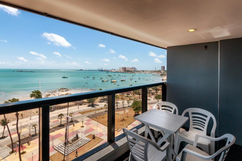 Un balcón con vista a la playa y al océano. en Particular Iracema Residence, en Fortaleza