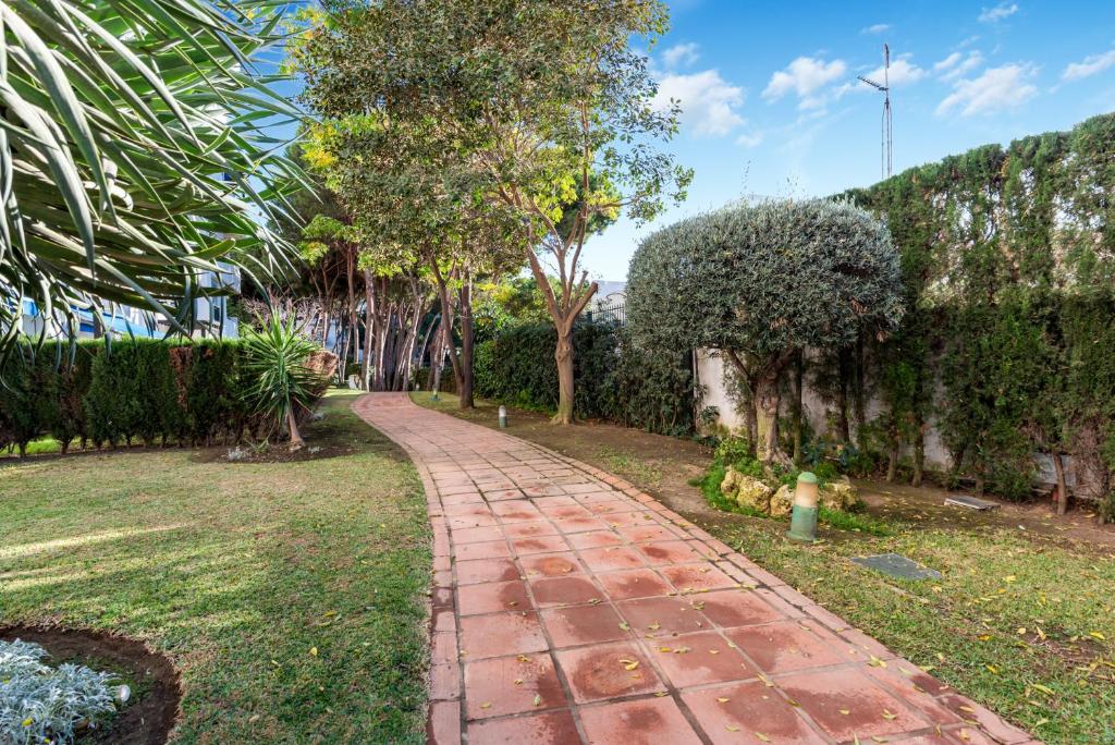 Zahrada ubytování Modern Apartment - 2 Bedrooms, Beachside - Puerto Banús