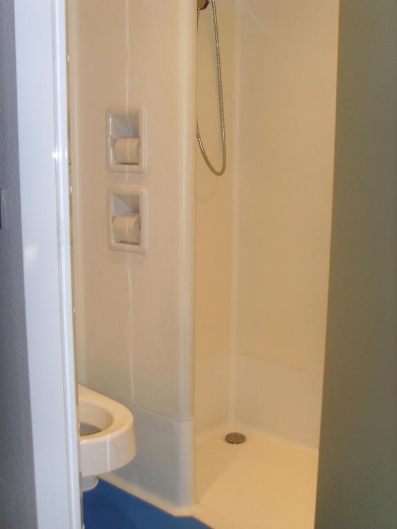 Vannituba majutusasutuses ibis budget L'Isle Adam