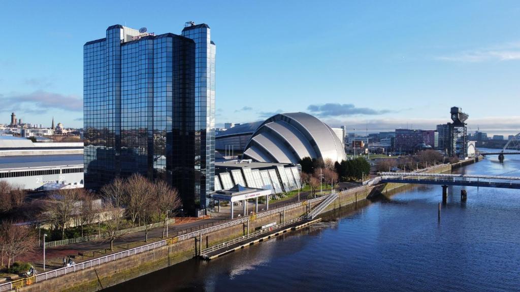 vistas a una ciudad con río y edificios en Crowne Plaza Glasgow, an IHG Hotel en Glasgow