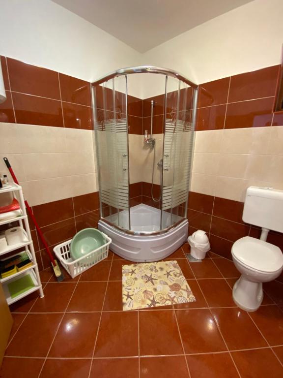 Kúpeľňa v ubytovaní Spacious And Bright Two Bedroom Apartment With Outdoor Area