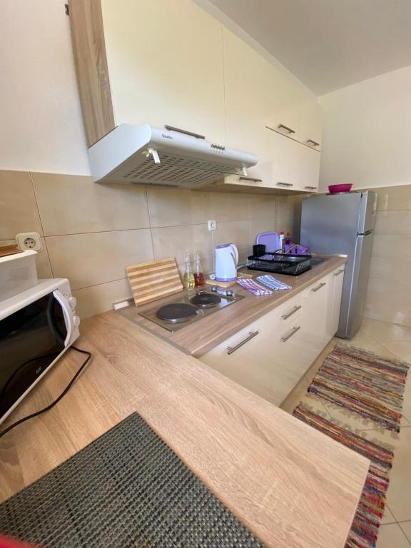 Kuchyňa alebo kuchynka v ubytovaní Spacious And Bright Two Bedroom Apartment With Outdoor Area