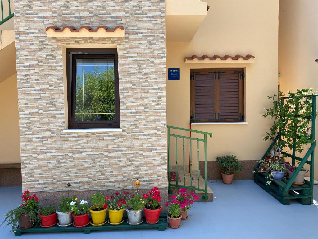 Vonkajšia záhrada v ubytovaní Spacious And Bright Two Bedroom Apartment With Outdoor Area