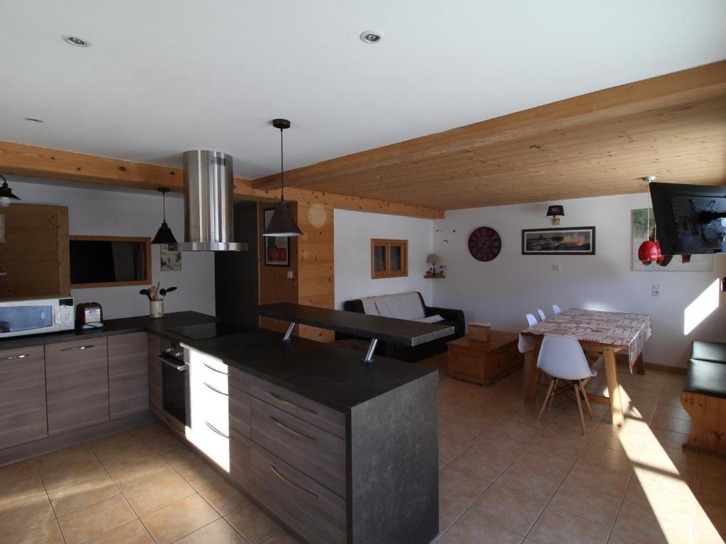een keuken en een woonkamer met een tafel bij Appartement 3 étoiles pour 6 personnes avec jardin et parking privé - Valloire, Les Clots - FR-1-263-466 in Valloire