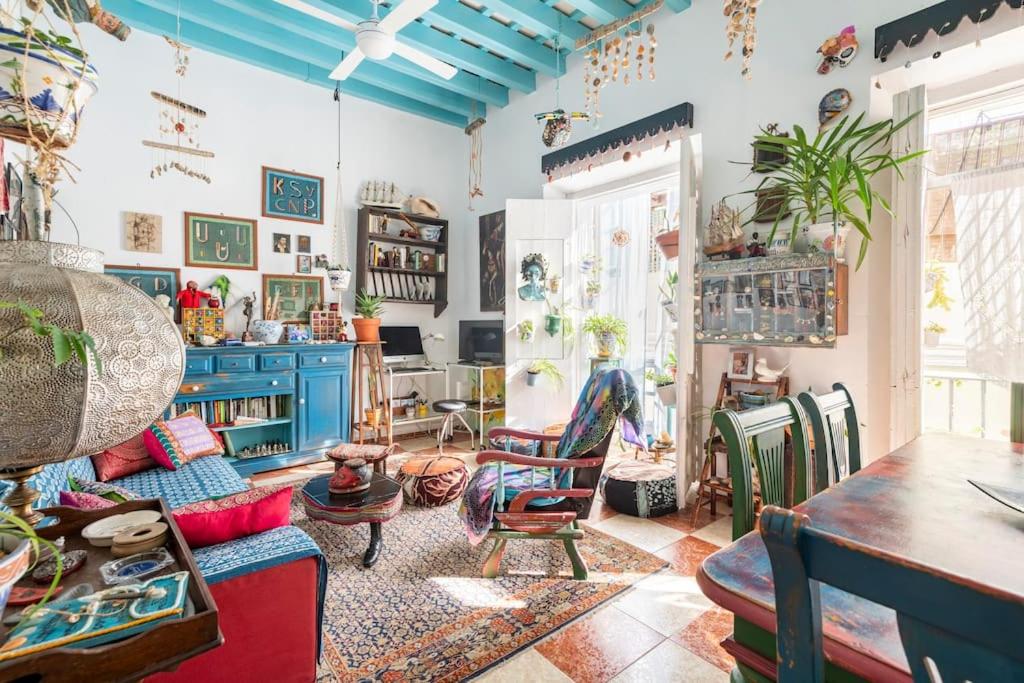 a living room with a table and chairs at Habitaciones La Pepa in Cádiz