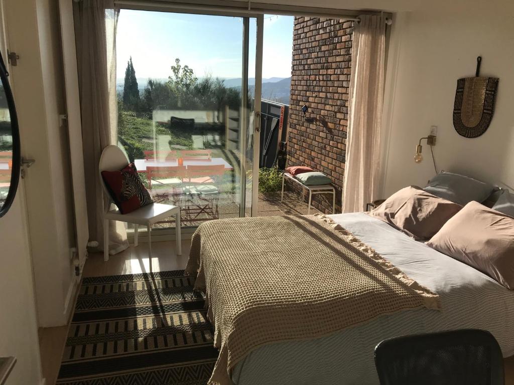 Chez Isa, espace prive, 1ou 2 chambres, terrasse et jardin, entrée autonome, sdb et mini cuisine partagées entre les 2 chambres - Chambre Double Avec Vue Sur La Montagne