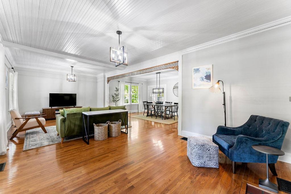 Μια τηλεόραση ή/και κέντρο ψυχαγωγίας στο Beautiful Home in Historic Downtown Norcross