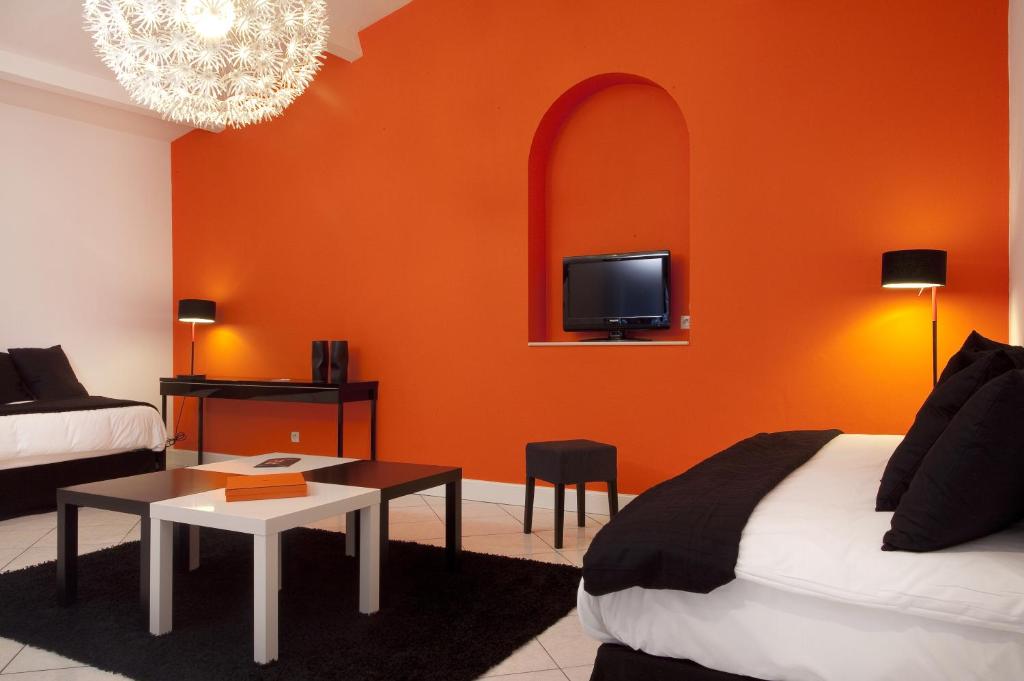 TV a/nebo společenská místnost v ubytování Hôtel De L'octroi