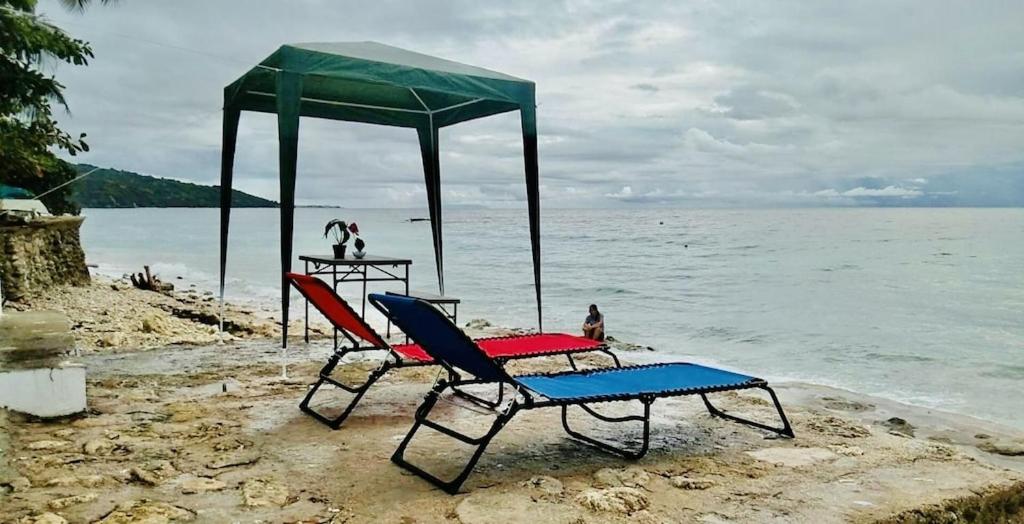 Samanthas Cove Private Beach House Oslob Cebu locals call it the White House - Huis Met Drie Slaapkamers