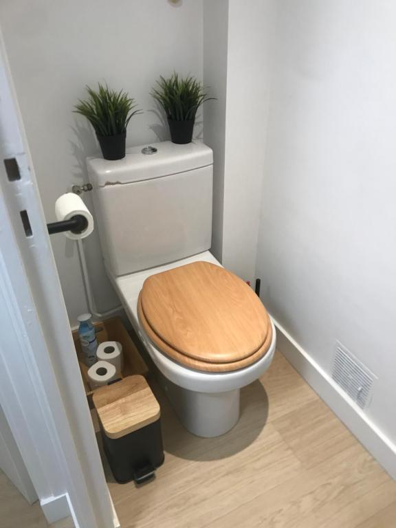 Kúpeľňa v ubytovaní Chez Isa, espace prive, 1ou 2 chambres, terrasse et jardin, entrée autonome, sdb et mini cuisine partagées entre les 2 chambres