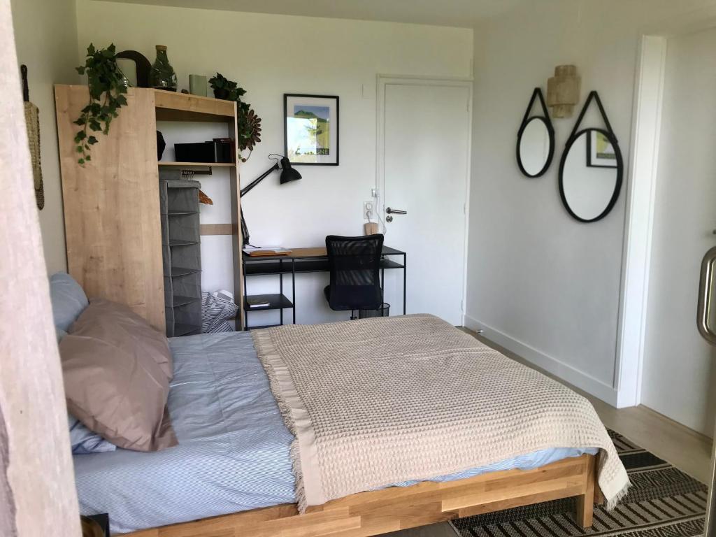 Posteľ alebo postele v izbe v ubytovaní Chez Isa, espace prive, 1ou 2 chambres, terrasse et jardin, entrée autonome, sdb et mini cuisine partagées entre les 2 chambres
