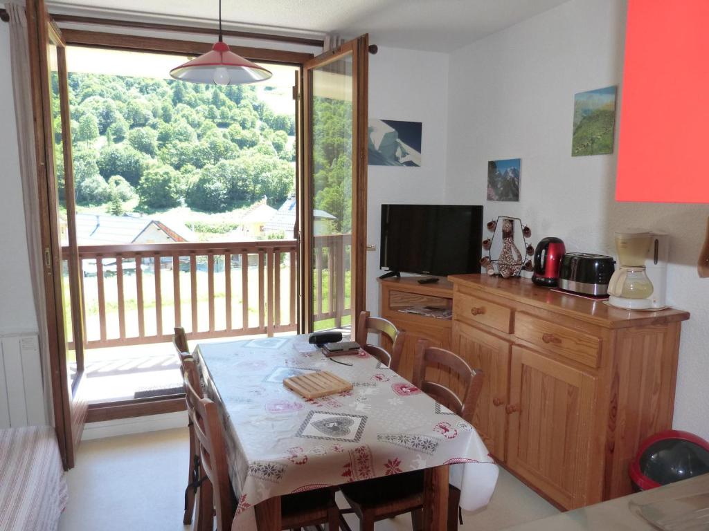 瓦盧瓦爾的住宿－Appartement Valloire, 2 pièces, 4 personnes - FR-1-263-129，一间带桌子的用餐室和一个阳台