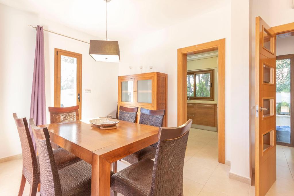 A seating area at Villa Ampolla II - Costa CarpeDiem