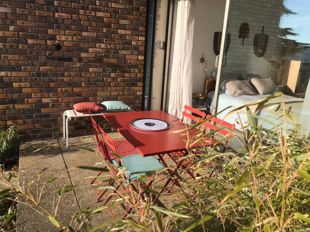 Posedenie v ubytovaní Chez Isa, espace prive, 1ou 2 chambres, terrasse et jardin, entrée autonome, sdb et mini cuisine partagées entre les 2 chambres