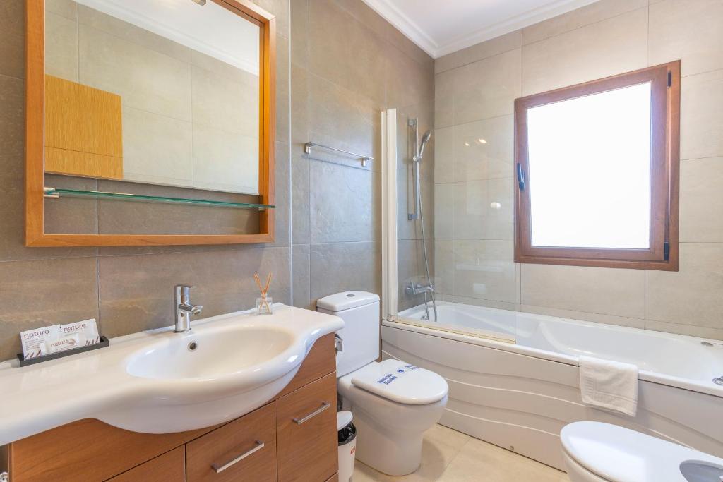 A bathroom at Villa Ampolla II - Costa CarpeDiem