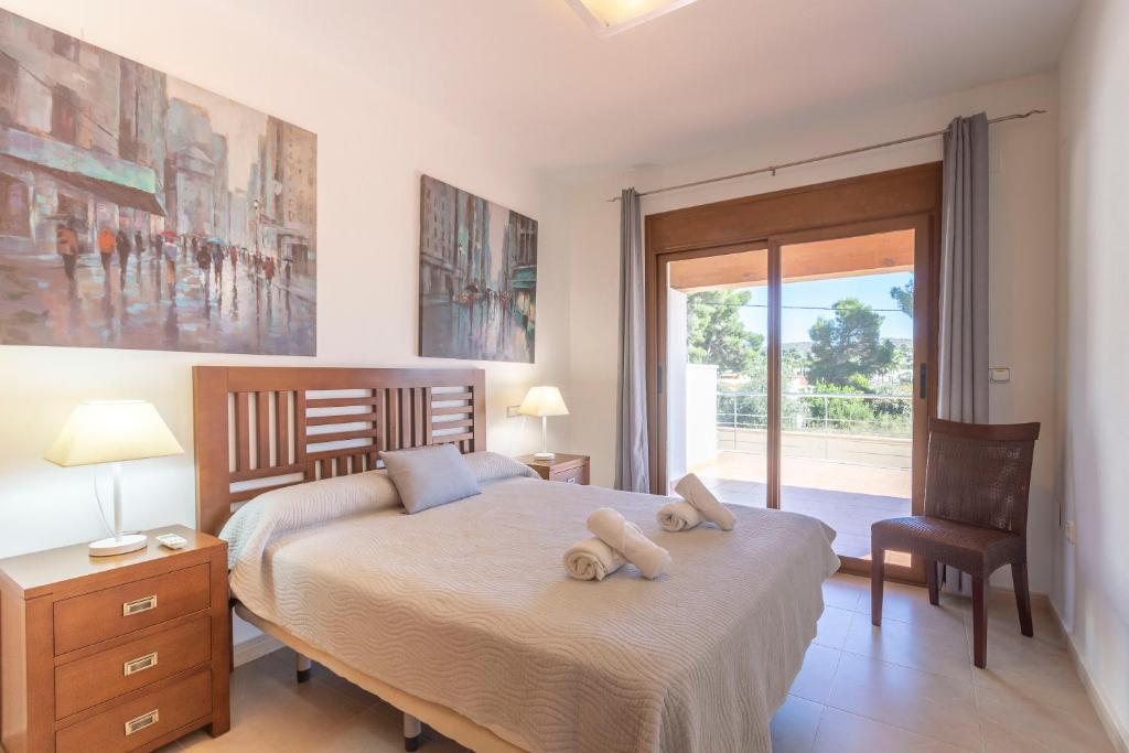 A bed or beds in a room at Villa Ampolla II - Costa CarpeDiem