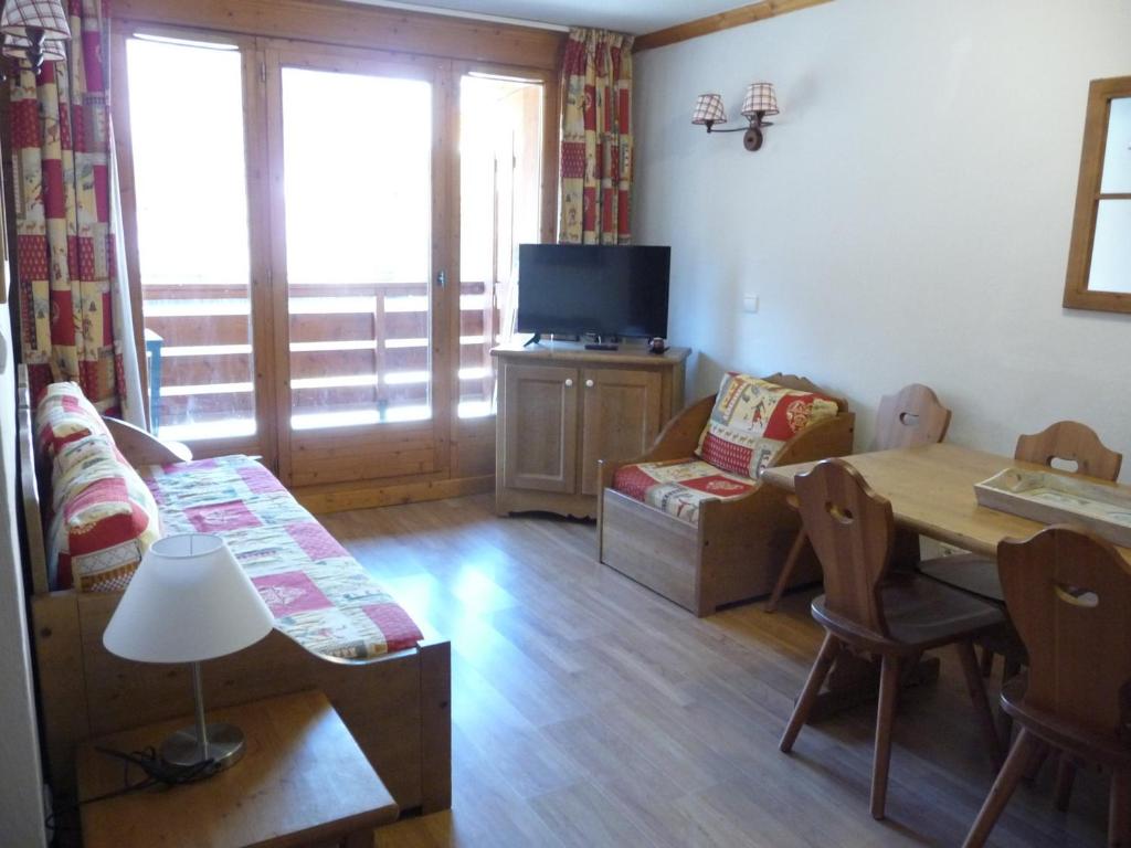a living room with a table and a dining room at Appartement Valloire, 3 pièces, 6 personnes - FR-1-263-271 in Valloire