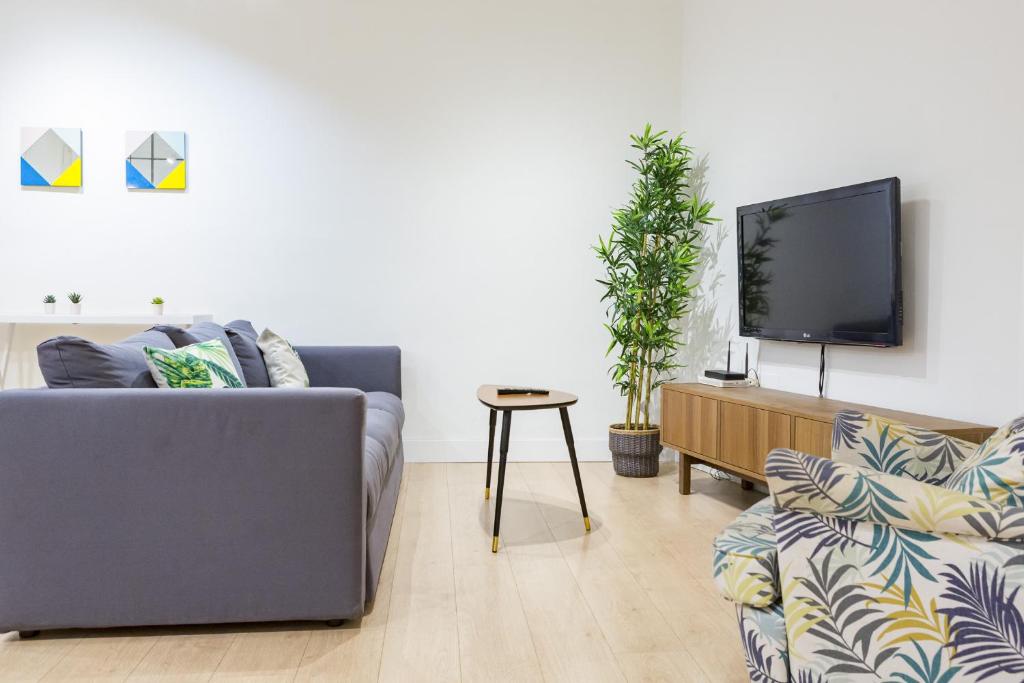 Televízia a/alebo spoločenská miestnosť v ubytovaní -MalagaSunApts-Central&Cozy 3BDs