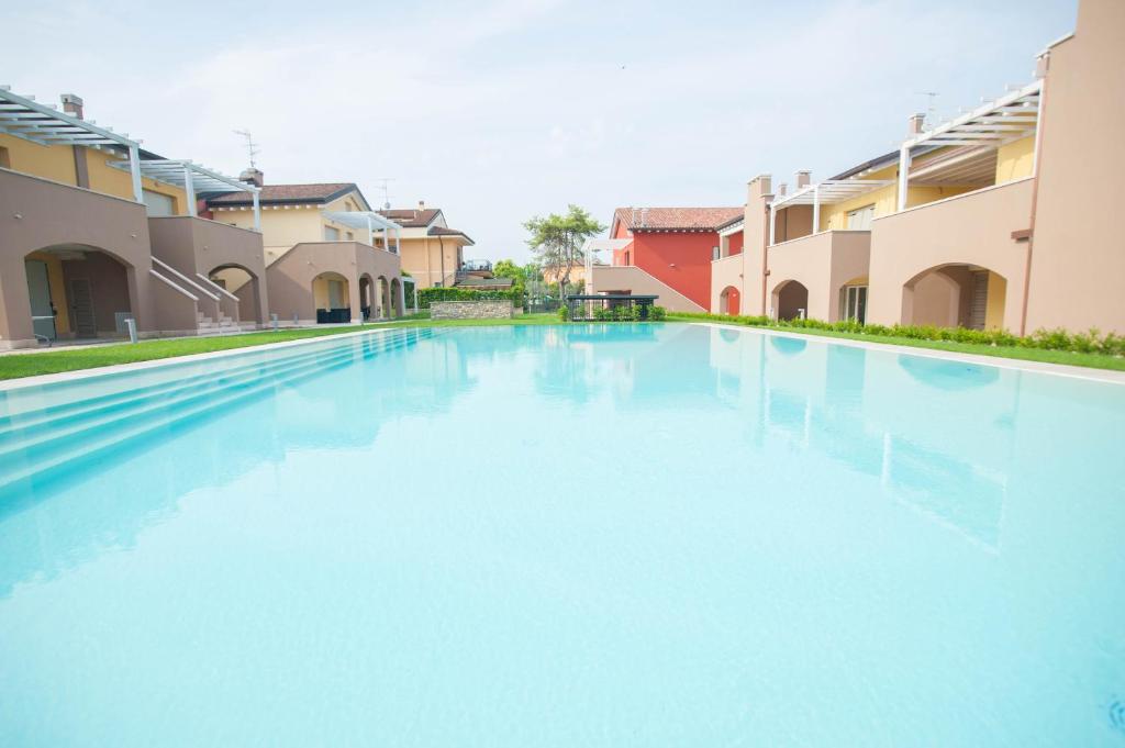 - une piscine dans une villa avec eau bleue dans l'établissement Peschiera Terrace, à Peschiera del Garda