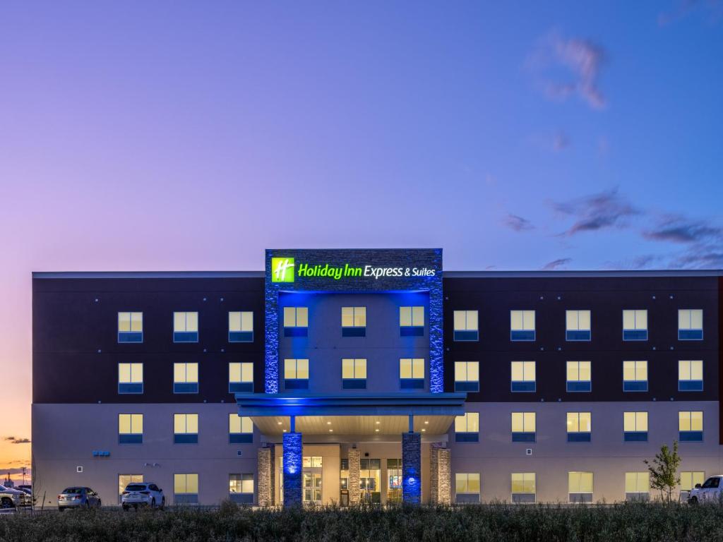 Um edifício de hospital com um sinal azul. em Holiday Inn Express & Suites - Watertown, an IHG Hotel em Watertown
