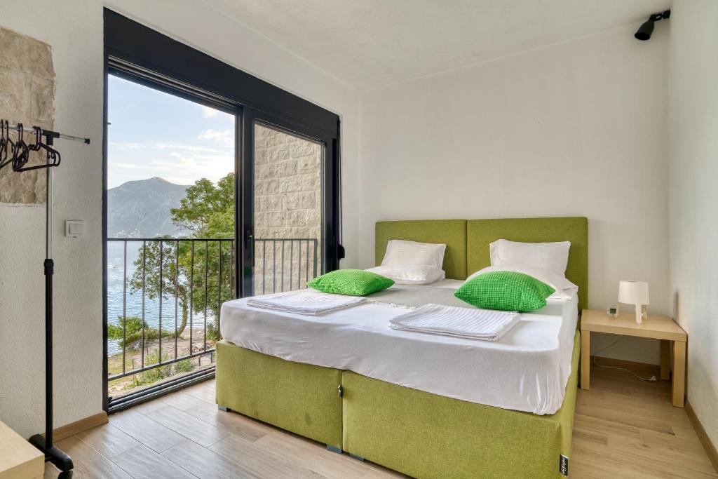 Postel nebo postele na pokoji v ubytování Beachfront Villa Nautica