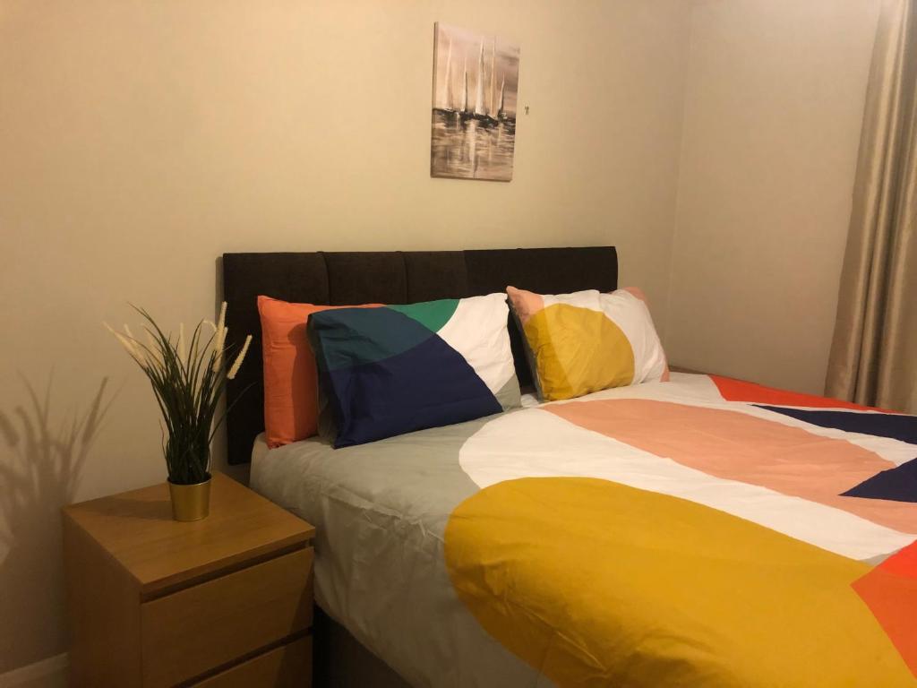 เตียงในห้องที่ Cute flat in Whitechapel