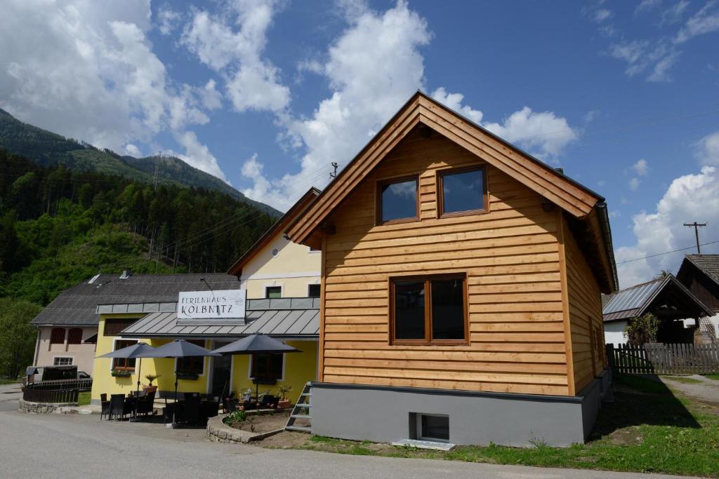 ein Haus mit einem Schild an der Seite in der Unterkunft Ferienhaus Kolbnitz in Unterkolbnitz