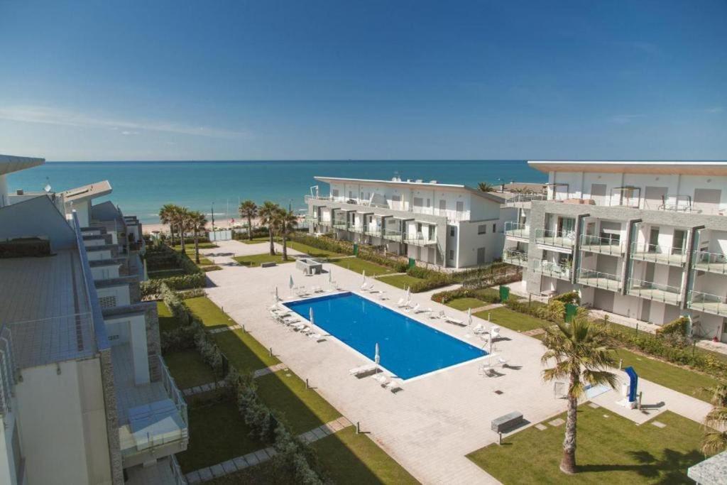 una vista aerea di un resort con piscina e oceano di Le Dune per 4 - Appartamento con piscina a Silvi Paese