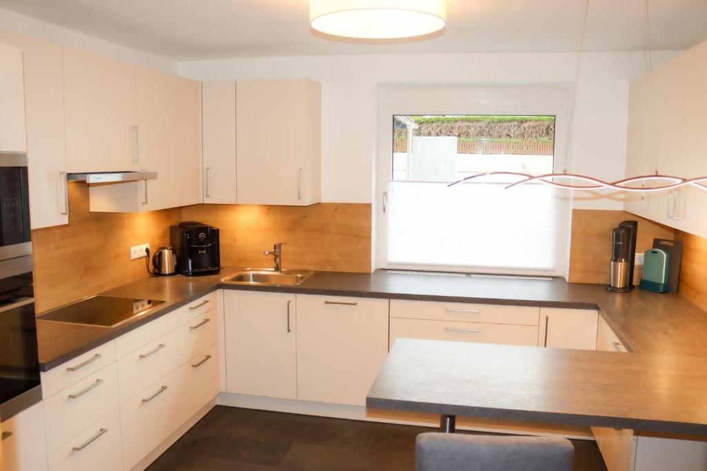 Kuchyň nebo kuchyňský kout v ubytování Ferienwohnung am Waldweg
