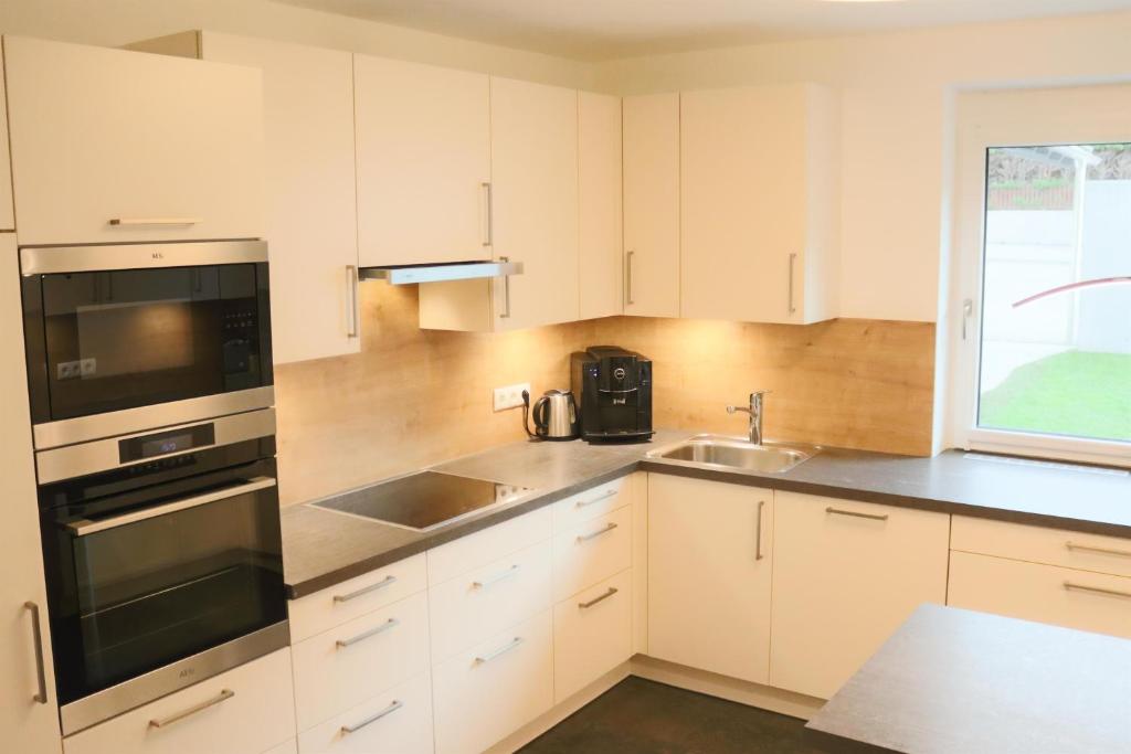 Kuchyň nebo kuchyňský kout v ubytování Ferienwohnung am Waldweg