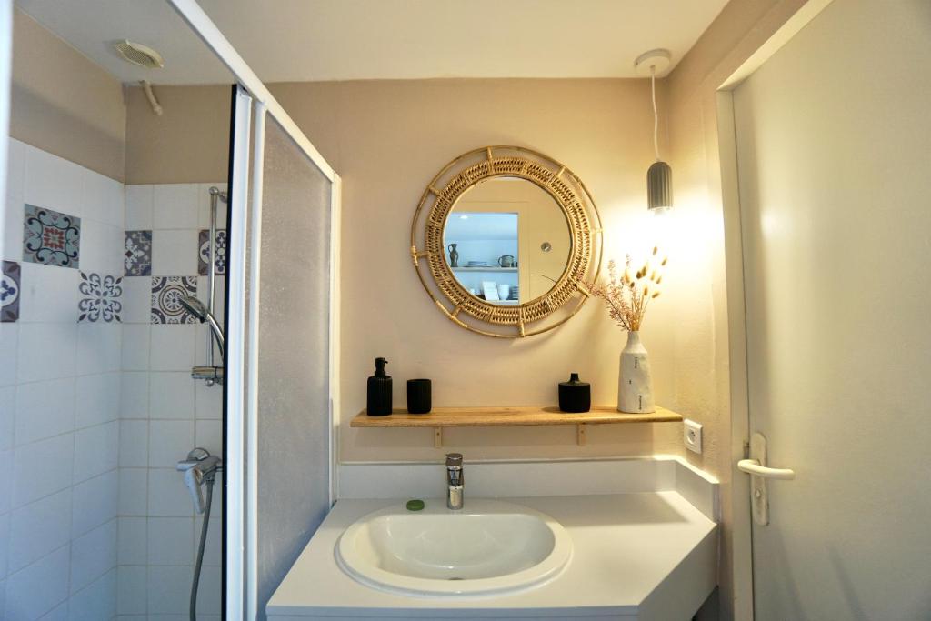 Kúpeľňa v ubytovaní La cabanette du sunset 5 *100m de la mer*
