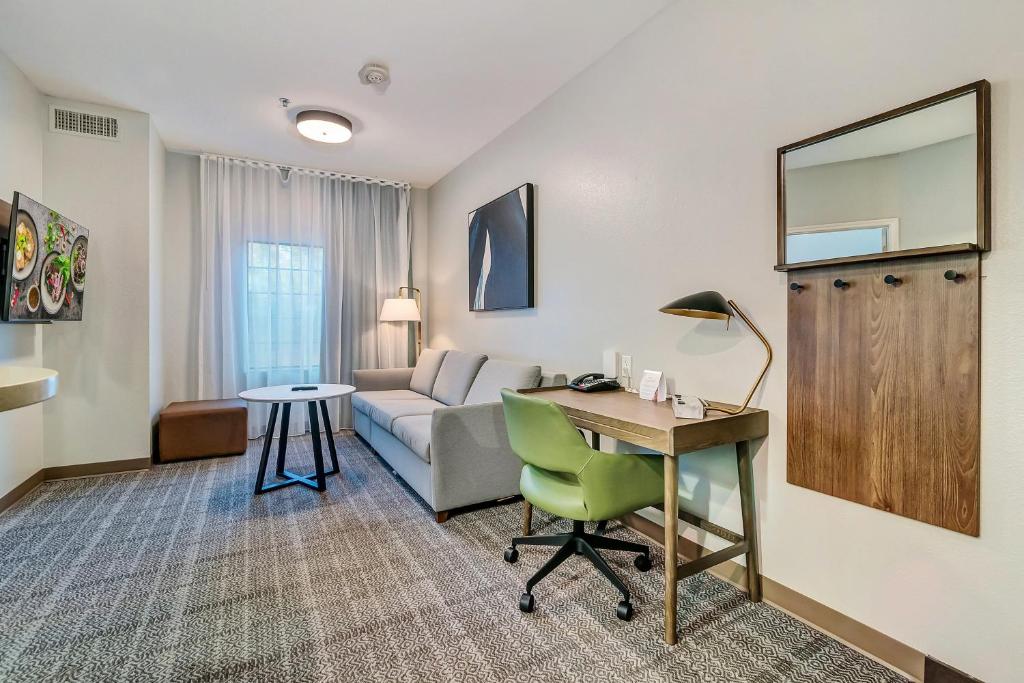 TV a/nebo společenská místnost v ubytování Staybridge Suites Tyler University Area by IHG