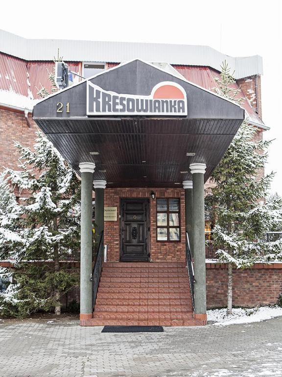 budynek z napisem "hrsoulula" w obiekcie Hotel Kresowianka w Bydgoszczy