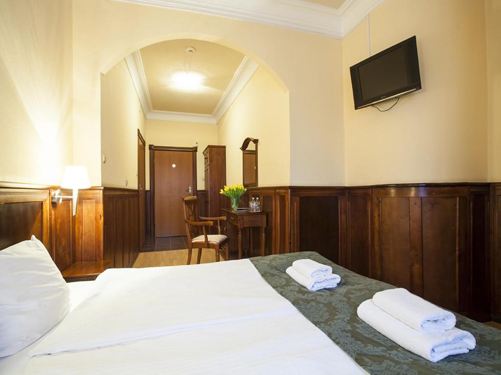 Łóżko lub łóżka w pokoju w obiekcie Hotel Kresowianka