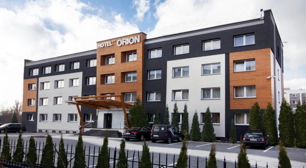 un edificio con un cartel que lee el clan del hotel en Hotel Orion, en Sosnowiec