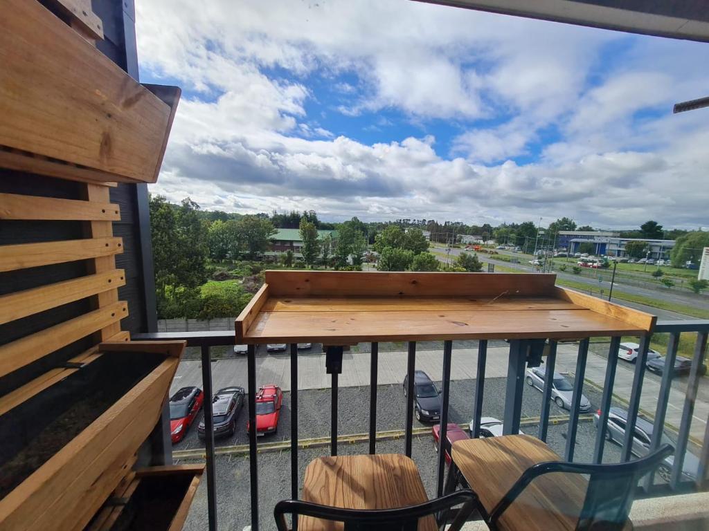 einen Balkon mit Blick auf einen Parkplatz in der Unterkunft Departamento Osorno 215 in Osorno