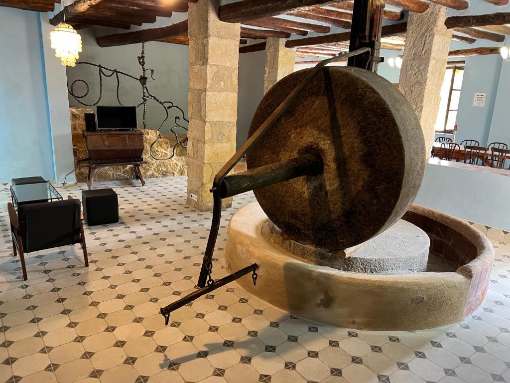 un gran tazón de metal en una habitación en Antiguo Molino en Arnes