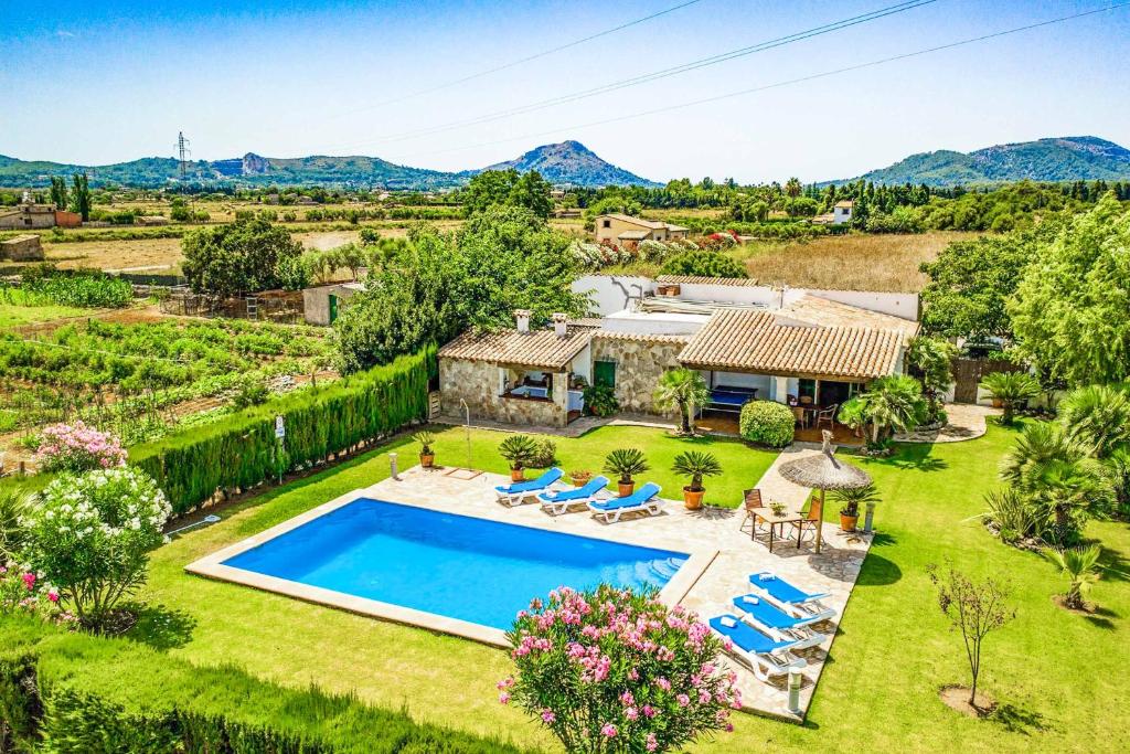 - une vue aérienne sur une villa avec une piscine dans l'établissement Villa Bosque, à El Port