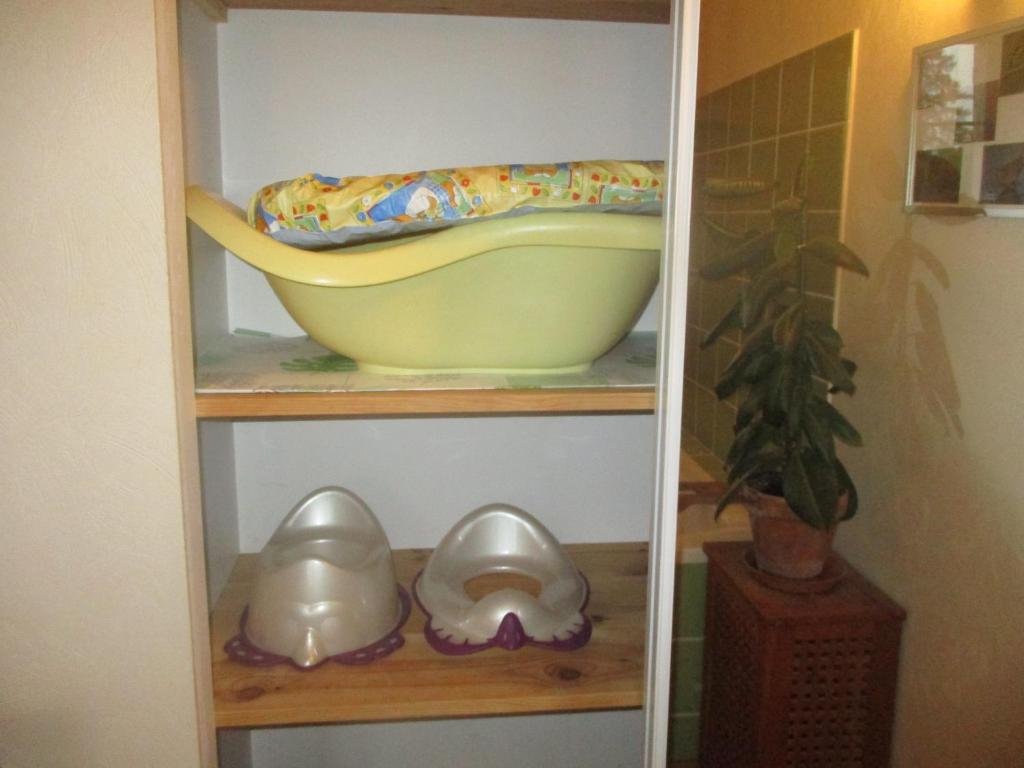 a shelf with a bath tub and a sink at Appartement La petite Résie in La Résie-Saint-Martin