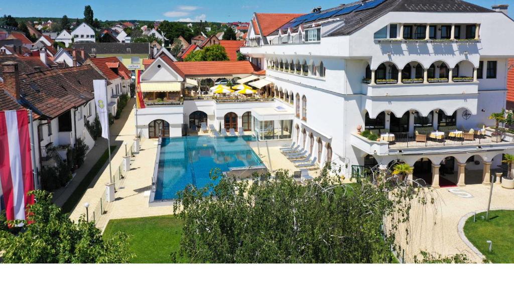 Bazén v ubytovaní Das-Schmidt Privathotel alebo v jeho blízkosti