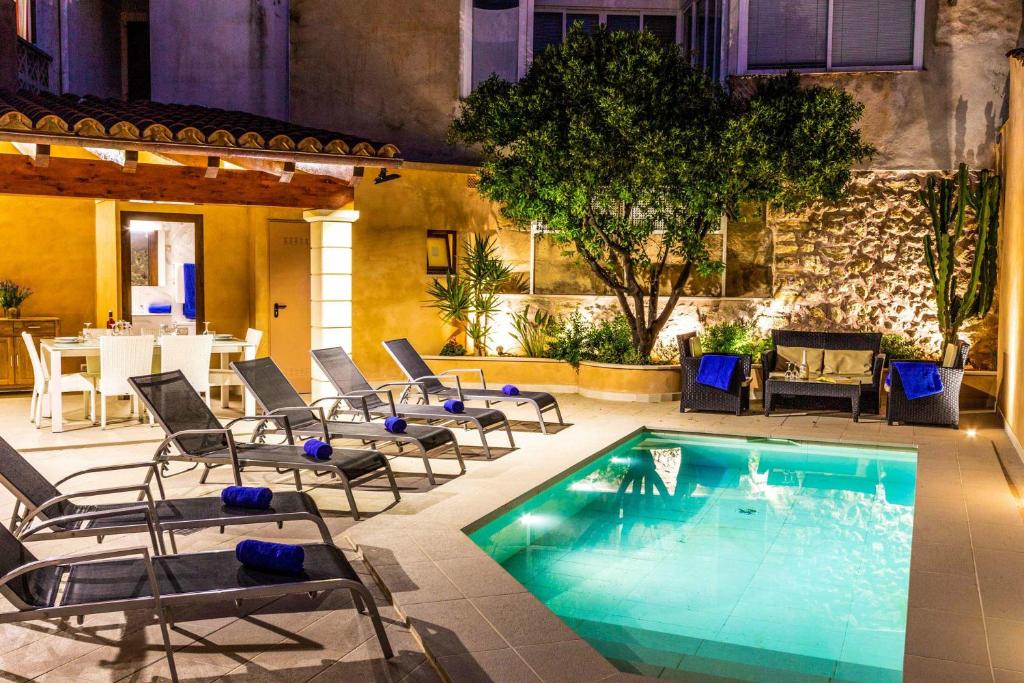 ポリェンサにあるVilla Horta 55の椅子とプールのあるパティオ