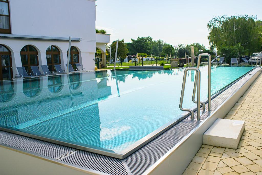 Bazén v ubytovaní Das-Schmidt Privathotel alebo v jeho blízkosti