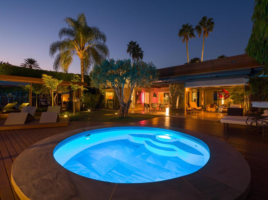 a swimming pool in the middle of a house at Villa Kai by Maspalomas Holiday Villas in Pasito Blanco