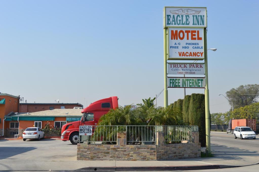 ein Schild für ein Motel auf einem Parkplatz in der Unterkunft Eagle Inn Motel in Long Beach