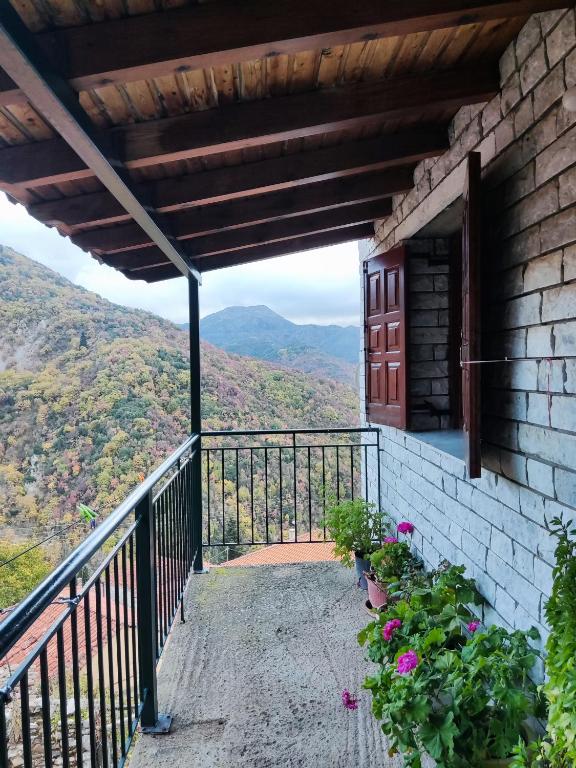 un balcón de una casa con vistas a las montañas en Lagadia Apartments, en Lagadia