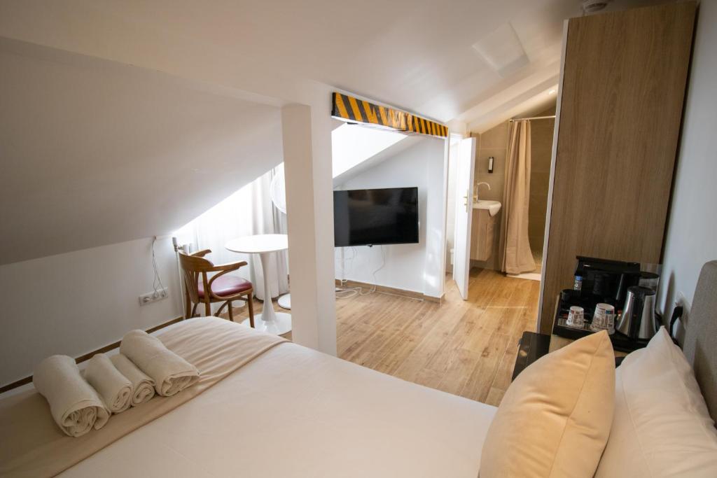 Les Rebelles - Resim 9