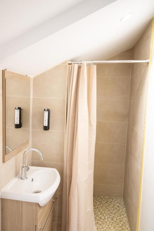 Les Rebelles - Resim 13