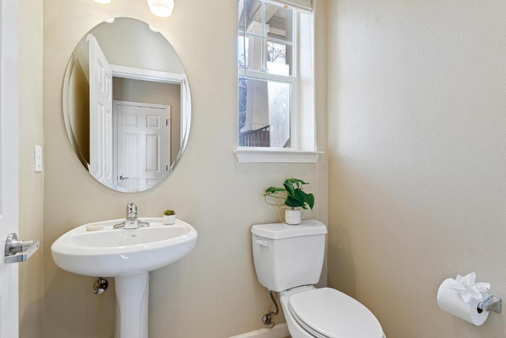 Koupelna v ubytování High End Midtown Home With Fireplace And Ensuite Baths